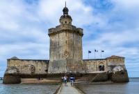 Le Fort vu du chemin pavé