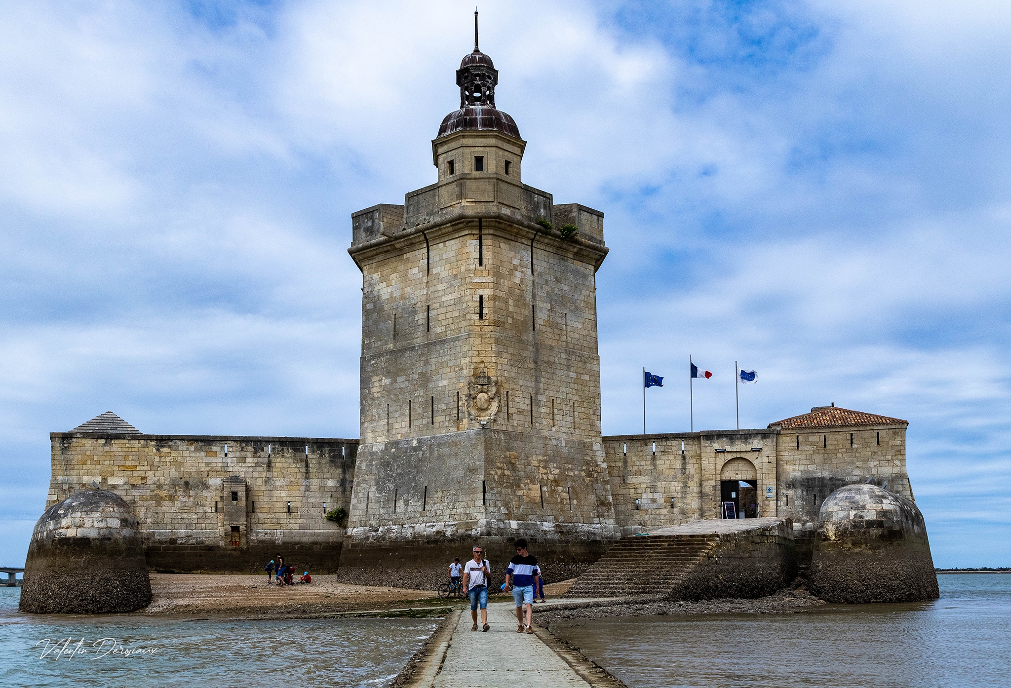 Le Fort vu du chemin pavé