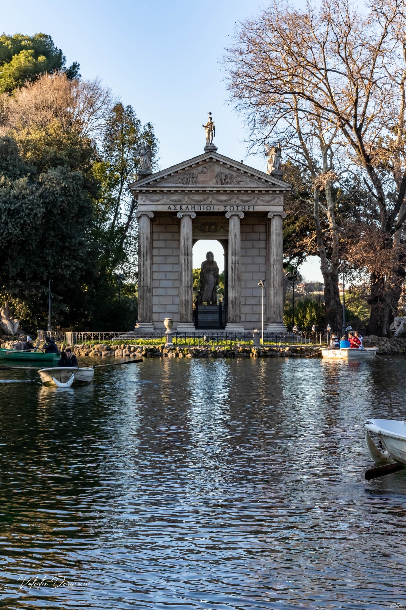 Le Temple d'Esculape au milieu du Lac.